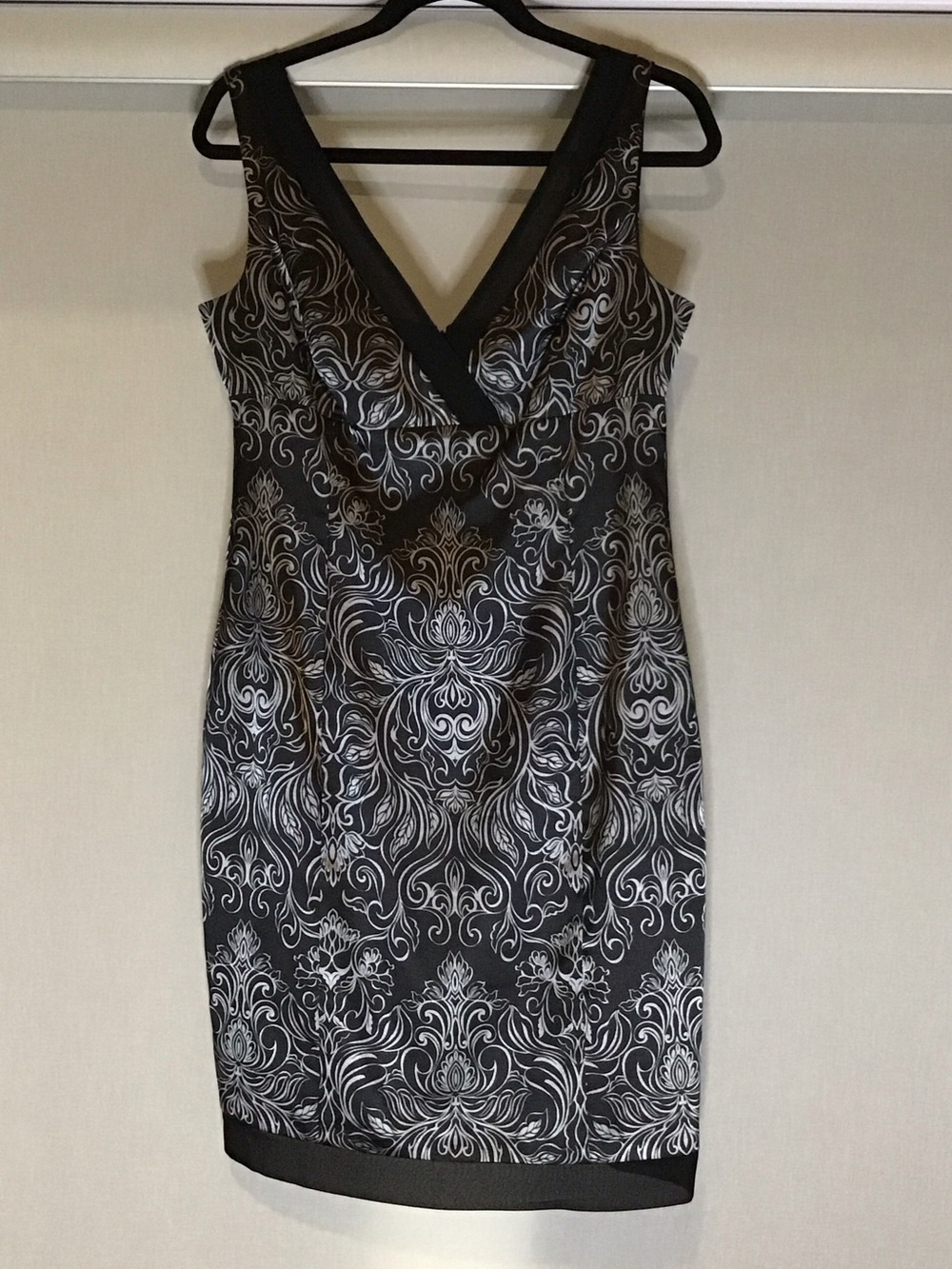Women's 8 Jones Wear Black & Silver V-Neck Sheath Dress